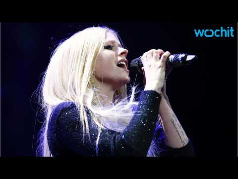 VIDEO : Who Is Avril Lavigne Living With Now?