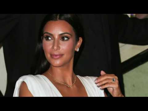 VIDEO : Kim Kardashian Complains That Her Pregnancy Fingers too Big For Ring