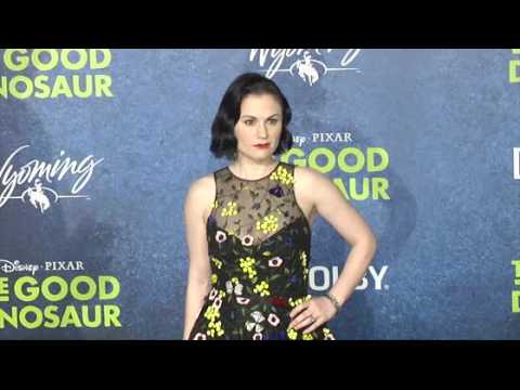 VIDEO : Boldly Dressed Anna Paquin At The Good Dinosaur Premiere