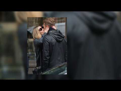 VIDEO : Chris Martin and Annabelle Wallis pack on PDA in Paris