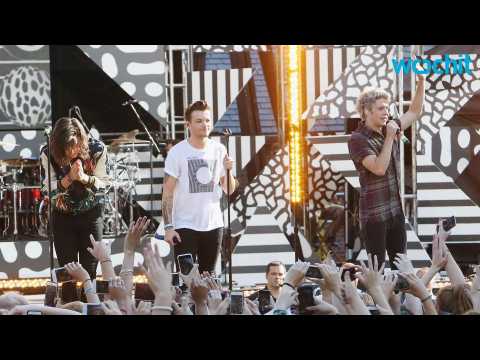 VIDEO : One Direction Disappoints Fans As They Wait Until 2 Minutes Before To Cancel Show