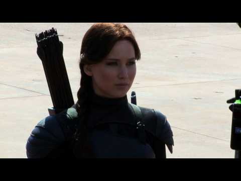 VIDEO : Jennifer Lawrence moves behind the camera
