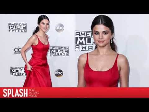 VIDEO : Selena Gomez signe un contrat juteux avec Coach