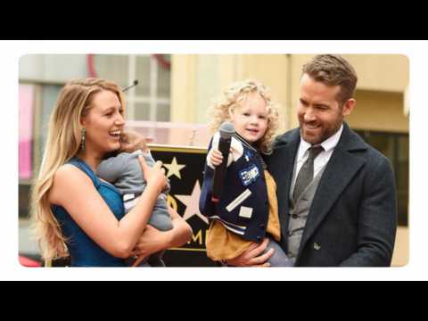 VIDEO : Ryan Reynolds inaugure son toile  Hollywood en famille !