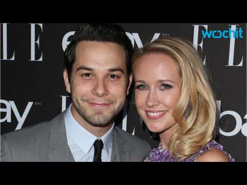 VIDEO : Anna Camp & Skylar Astin's Tips For A Holiday Party