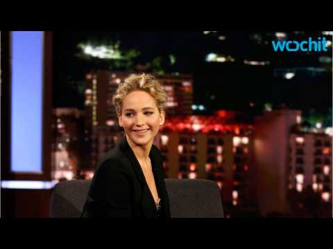 VIDEO : Jennifer Lawrence Blushes Over Romance Questions