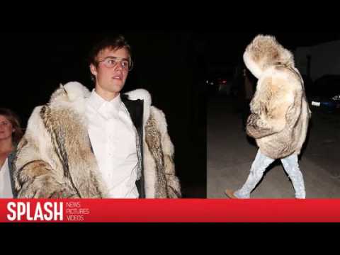 VIDEO : Justin Bieber Parades Around in Lavish Fur Coat