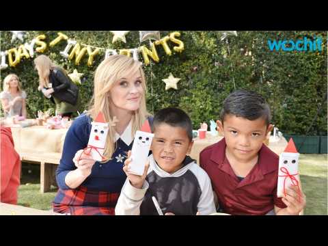 VIDEO : Reese Witherspoon And Selma Blair Teach Their Children to Give Back