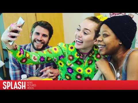 VIDEO : Miley Cyrus and Liam Hemsworth Spread Cheer at Children's Hospital