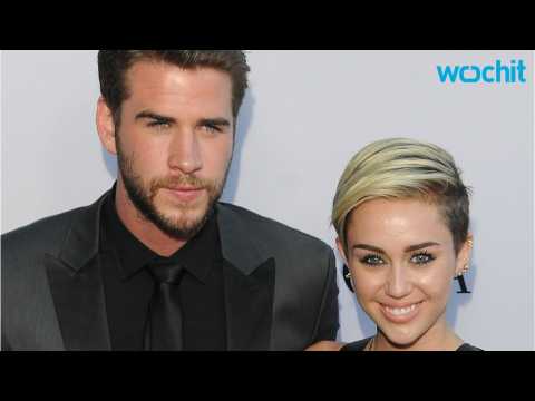 VIDEO : Miley Cyrus and Liam Hemsworth Visit Children's Hospital