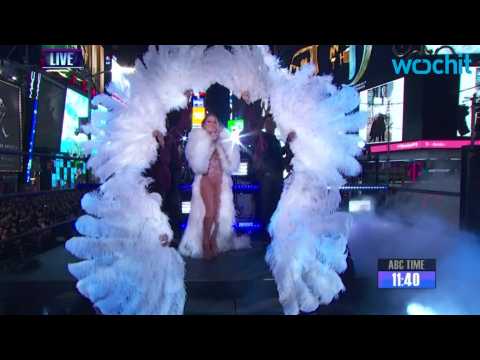 VIDEO : Mariah Carey Plagued by Technical Difficulties During Live New Year's Eve Performance