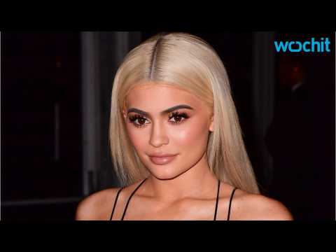 VIDEO : Kylie Jenner Announced New Royal Peach Pallette