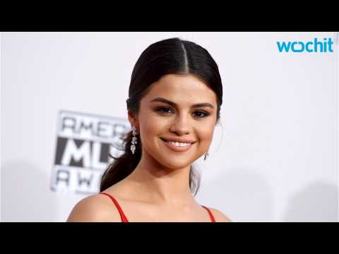 VIDEO : Selena Gomez Is Love Struck!