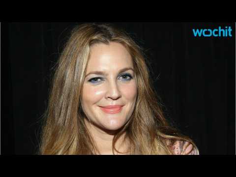 VIDEO : Drew Barrymore chows down in 