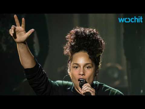 VIDEO : Alicia Keys Sports Makeup Again After a Year Without for 'Allure'