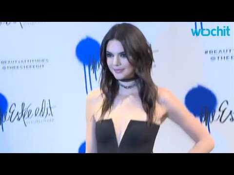 VIDEO : Kendall Jenner Opens Up To Fan