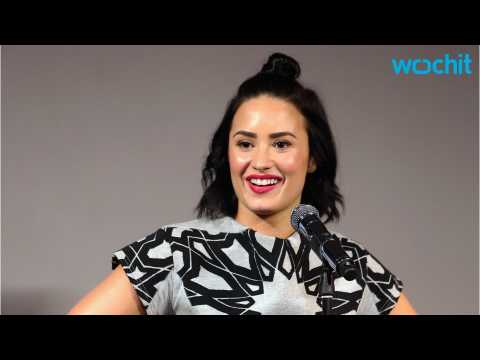 VIDEO : Demi Lovato's Trip To Kenya