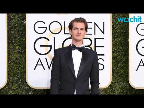 VIDEO : Why Did Andrew Garfield Kiss Ryan Reynolds At Golden Globes?