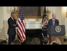 Obama entrega a Biden la Medalla de la Libertad