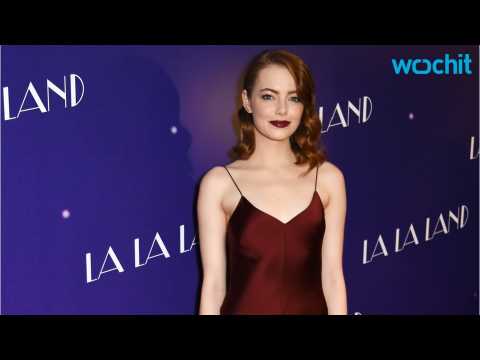 VIDEO : Emma Stone Stuns At 'La La Land' London Screening