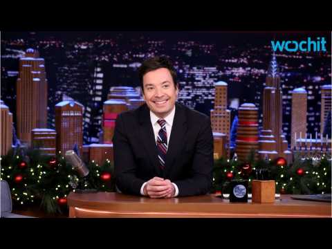 VIDEO : Jimmy Fallon Hosts Awesome Holiday Sing-A-Long