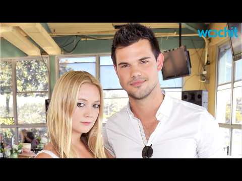 VIDEO : Billie Lourd & Taylor Lautner Relax In Mexico
