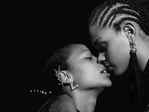 VIDEO : Saint Laurent : Ttons apparents et baisers lesbiens, la nouvelle campagne est provoc'
