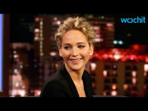 VIDEO : Jennifer Lawrence Was Secretly Peeing In Family Photo