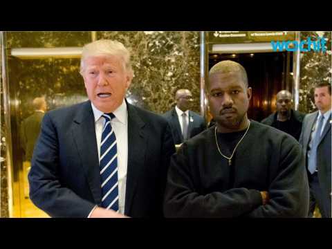VIDEO : Kanye West & Donald Trump Pose For Pictures After Meeting