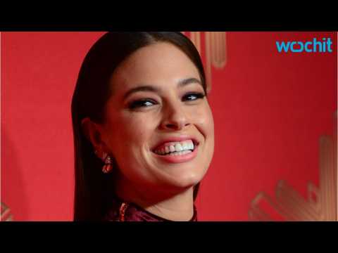 VIDEO : Ashley Graham Goes Topless in Racy Vacation Pics