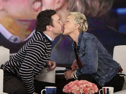 VIDEO : Public Buzz : Jimmy Fallon et Ellen DeGeneres s'embrassent sur la bouche !