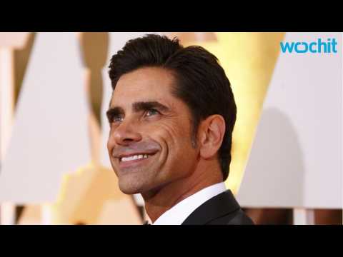 VIDEO : John Stamos Cuts His Hair After Making A Fan's Day