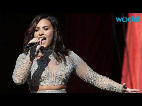 VIDEO : Demi Lovato Belting Out 'Silent Night' Is the Best