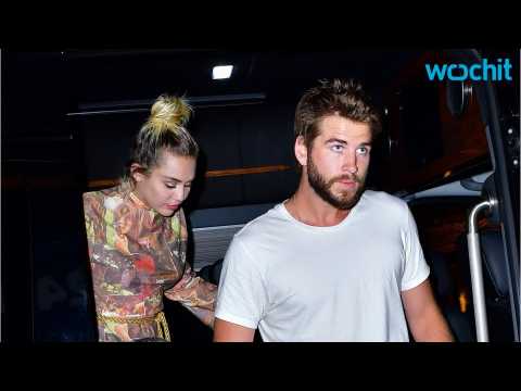 VIDEO : Liam Hemsworth Celebrating Christmas With Cyrus Family