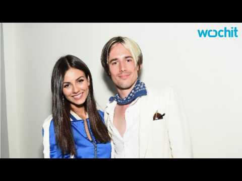 VIDEO : New Couple Alert: Victoria Justice & Reeve Carney