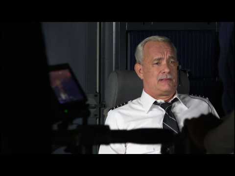 VIDEO : Tom Hanks invents the double headshot for fan
