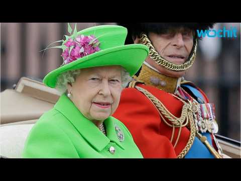 VIDEO : Queen Elizabeth And Prince Philip Resume Holiday Travel