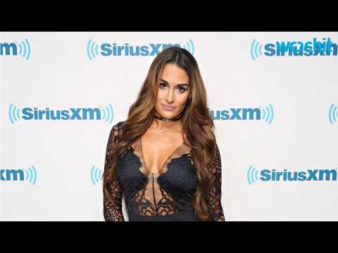 VIDEO : WWE's Nikki Bella Shows Fans How She Gets A Bangin' Booty