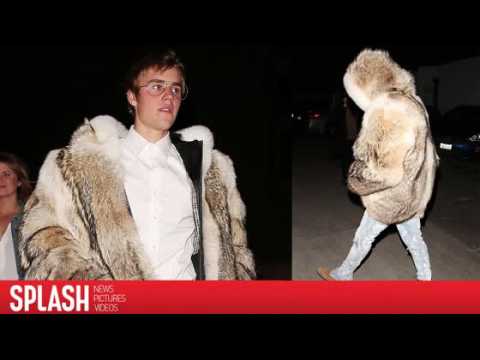 VIDEO : Justin Bieber parade dans un manteau en fourrure