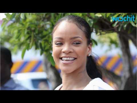 VIDEO : Rihanna Unfollowed JLo & Drake On Instagram