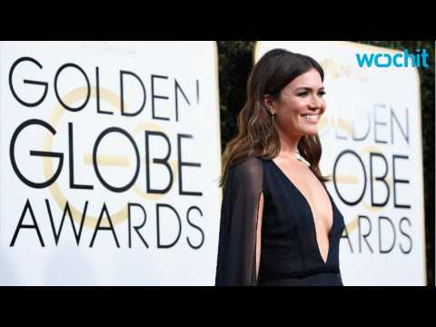 VIDEO : Fashion Police Can't Stop Gushing Over Mandy Moore's Plunging Neckline on Golden Globes 2017