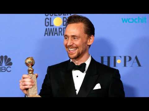 VIDEO : Tom Hiddleston Thinks His Golden Globes Speech Was Awkward, Too