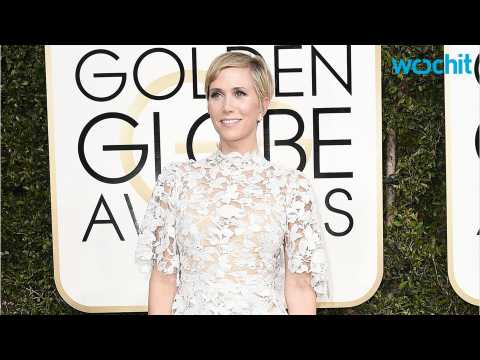 VIDEO : Michelle Williams And Kristen Wiig Match At Golden Globes