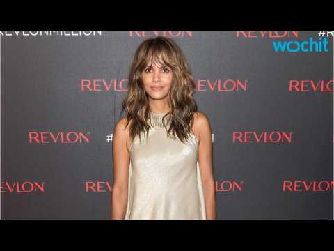 VIDEO : Halle Berry Goes No-Makeup And Looks Stunning!