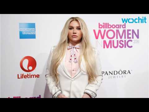 VIDEO : Kesha Gets Tiny 'Psychedelic' Whale Tattoo