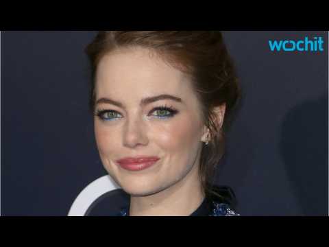 VIDEO : What Is Emma Stone Doing to Her Lips Pre-Golden Globes?!