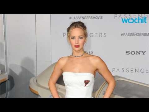 VIDEO : Jennifer Lawrence Walks 'Passengers' Red Carpet In White Dress