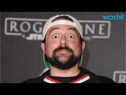 VIDEO : Kevin Smith Honors His Work on  The CW?s Supergirl With a New Jersey