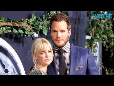 VIDEO : Anna Faris Flashes a New Diamond Ring at the Passengers Premiere in L.A.