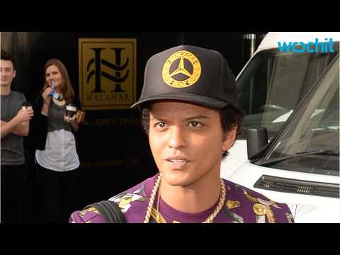 VIDEO : Bruno Mars Gets Funky On 'Carpool Karaoke'